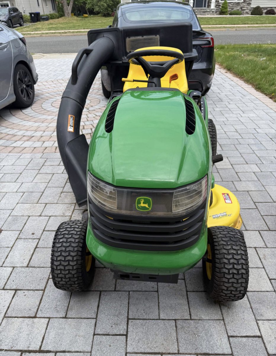 John Deere L110 Riding Lawn Mower